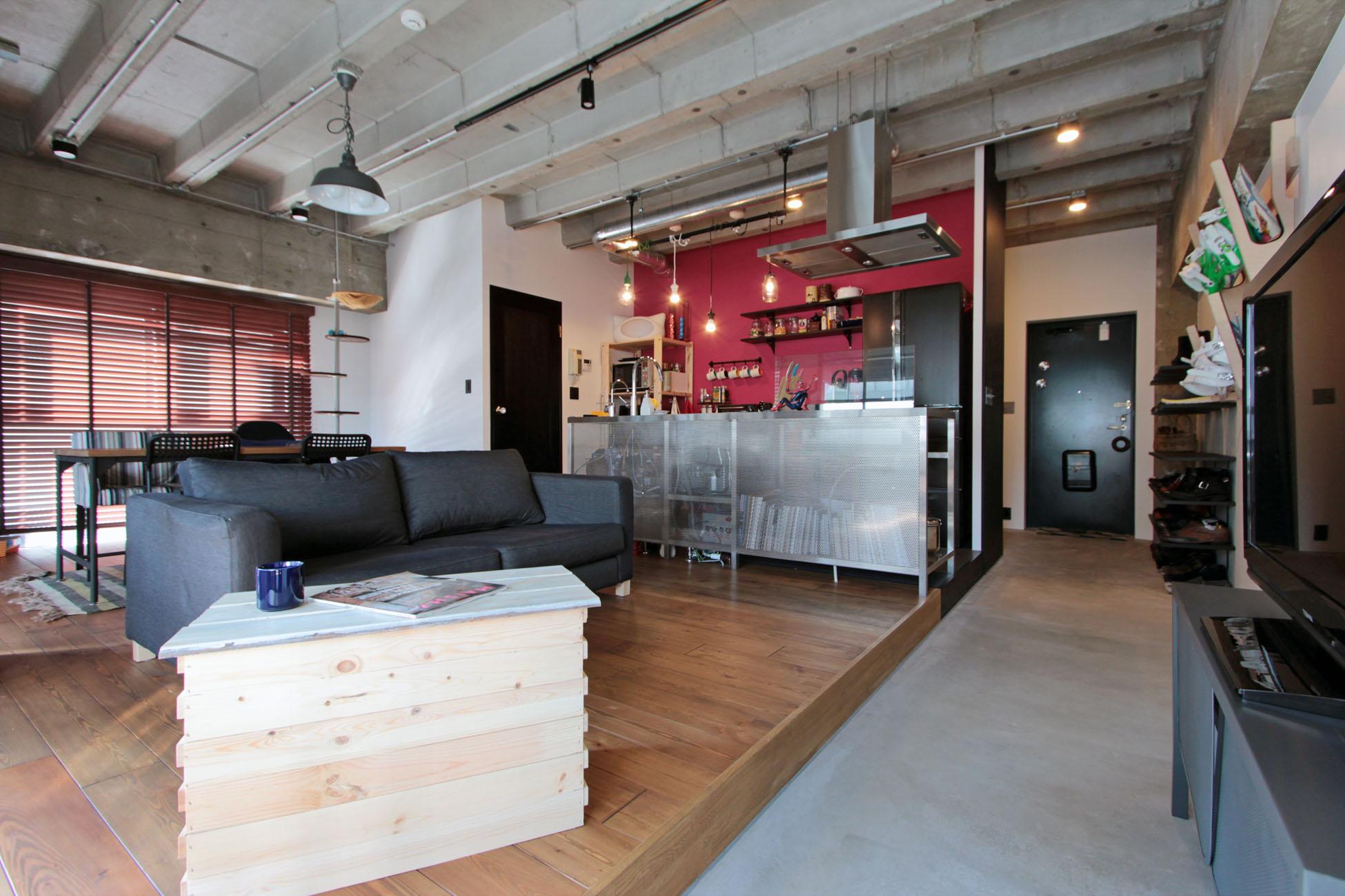 DJブースのあるインナーテラスは、大人の遊び場のリノベーション事例