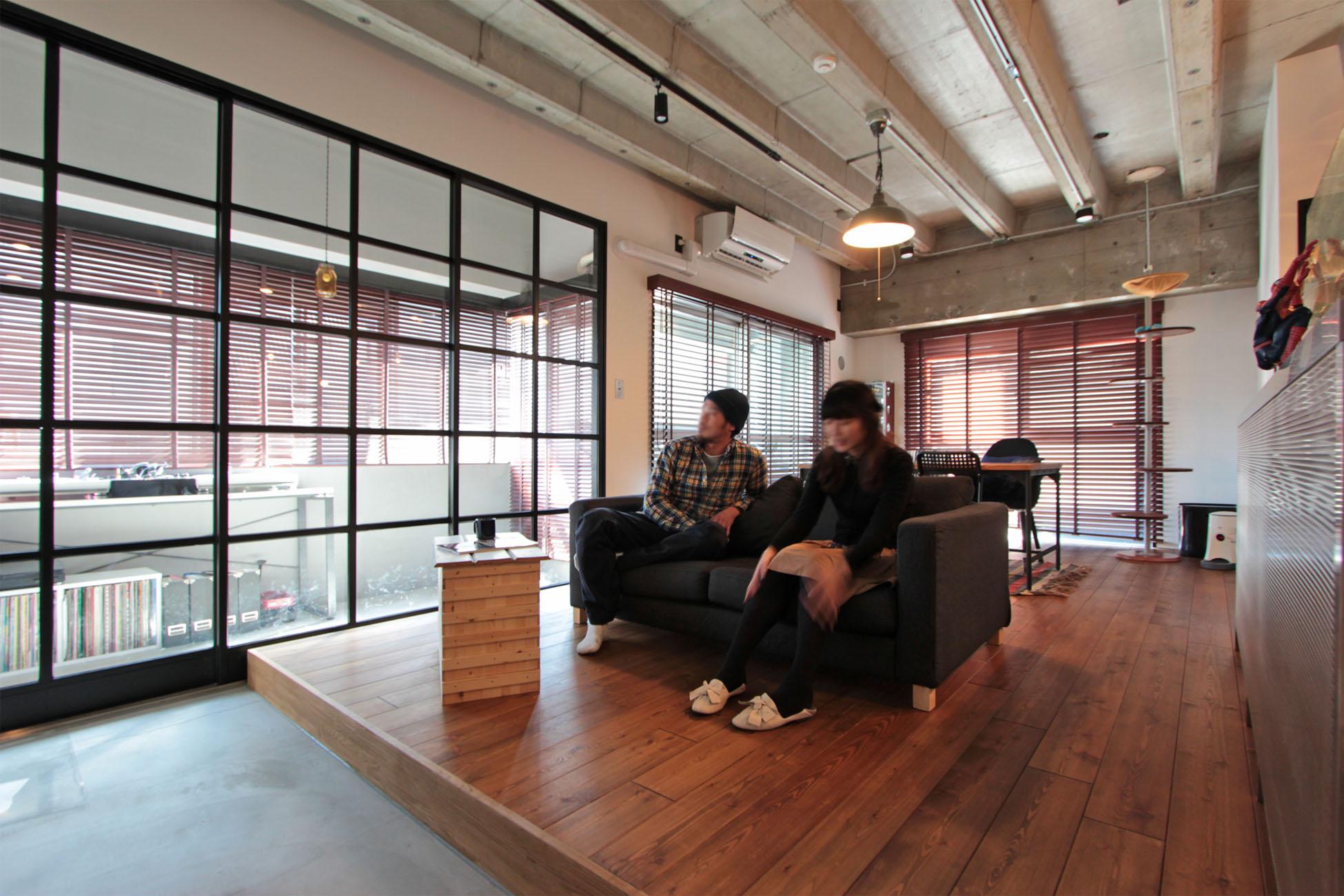 DJブースのあるインナーテラスは、大人の遊び場のリノベーション事例