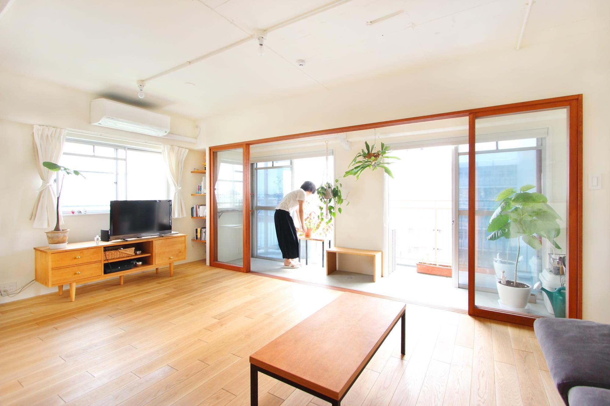 美しいガラスの引き戸で仕切られた、暖かな空間のリノベーション事例