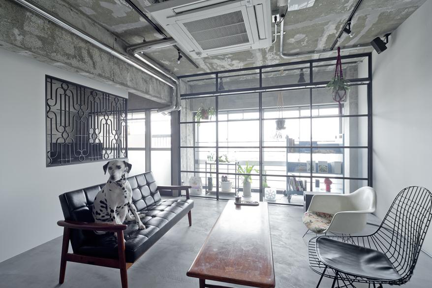 ブラック×モルタルでクールに仕上げたインナーテラスのリノベーション事例