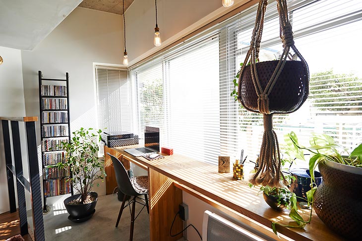 窓辺に土間を敷いて造ったインナーテラスのリノベーション事例