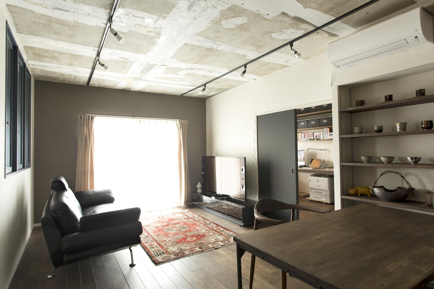 空間をクールに引き締める、ブラックの回転窓のリノベーション事例