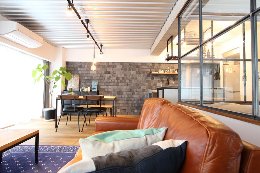 ロールスクリーンと組み合わせた、アイアンフレームの格子窓のリノベーション事例