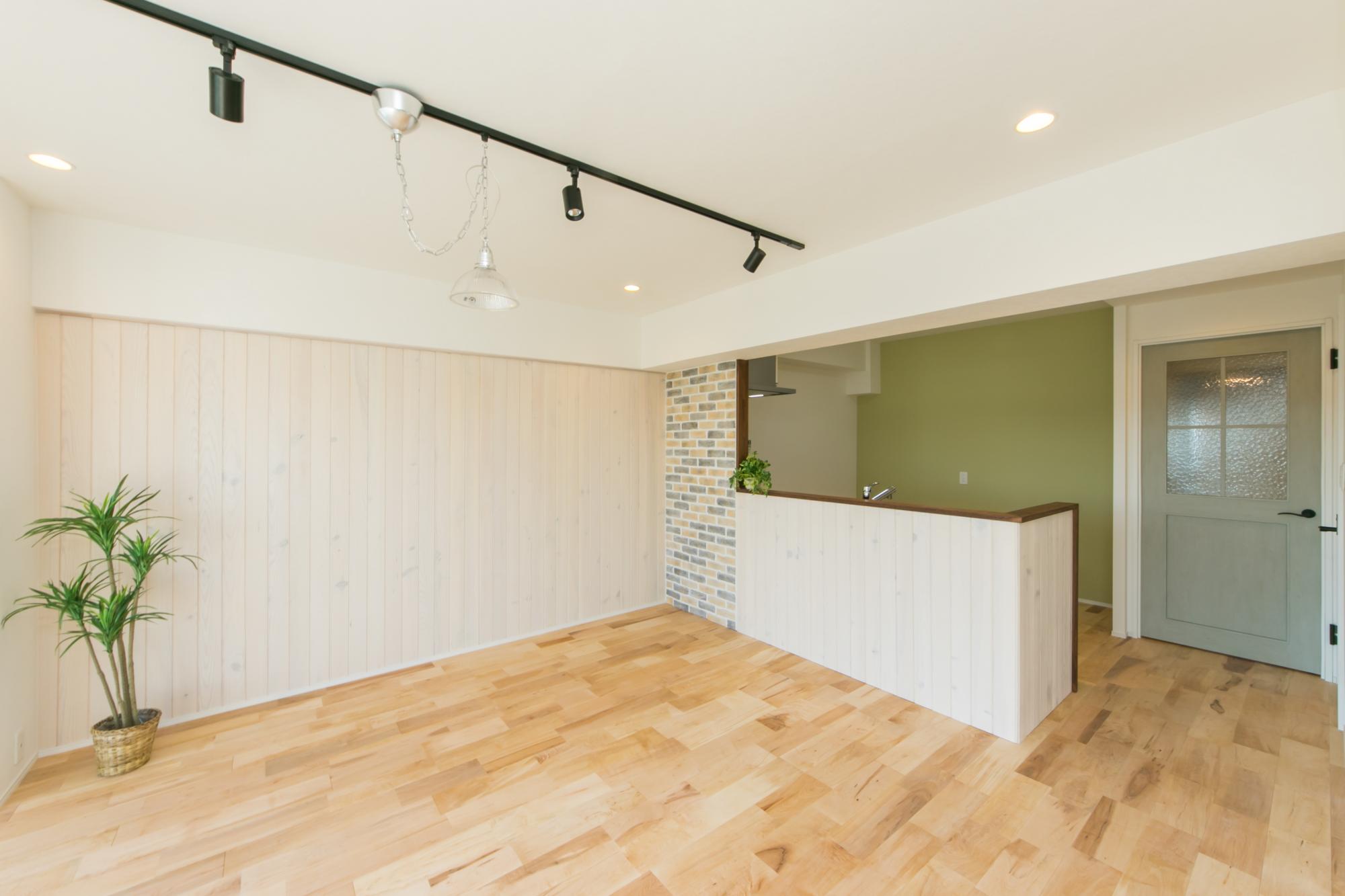 まるでアートのよう。ステンドグラスの小さな室内窓のリノベーション事例