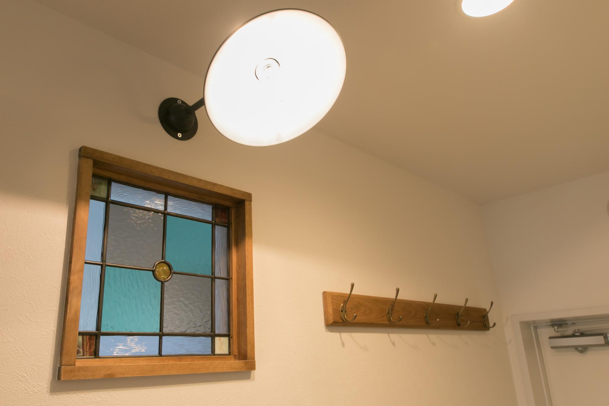 まるでアートのよう。ステンドグラスの小さな室内窓のリノベーション事例