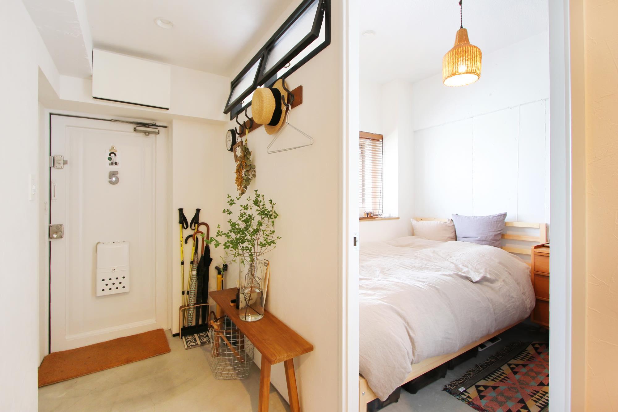 横長＆上開きの室内窓で、玄関を明るくのリノベーション事例