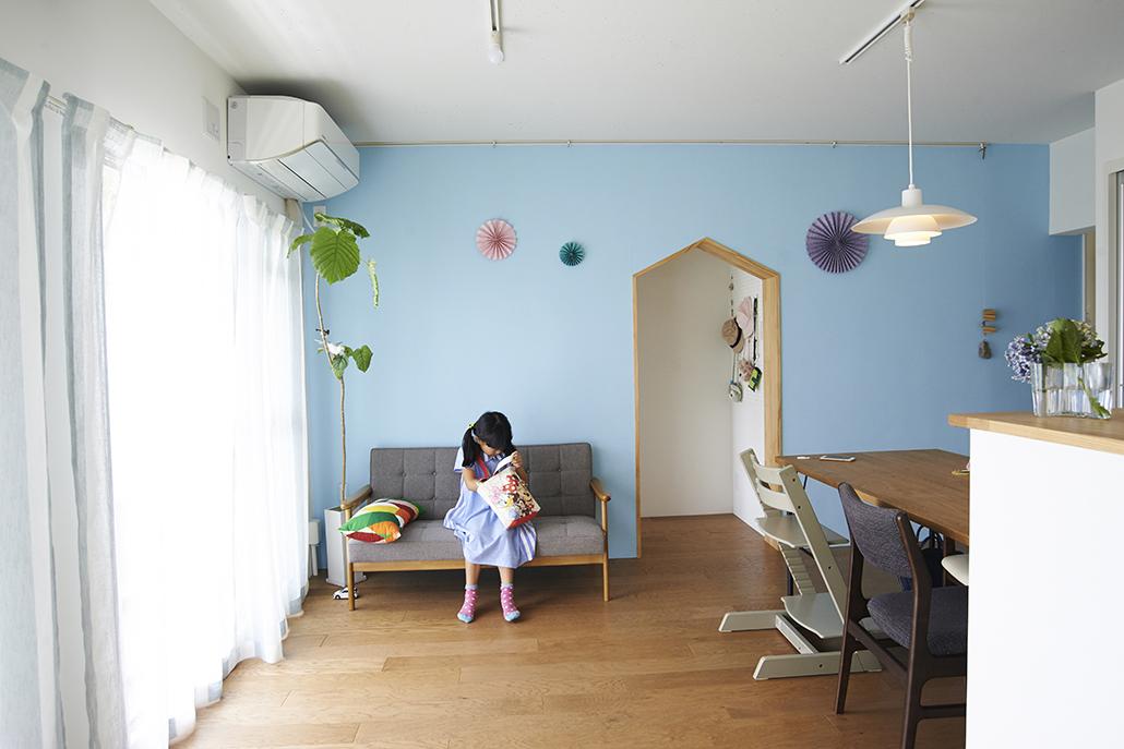 白壁×プロジェクターで、リビングのスペースを有効活用のリノベーション事例