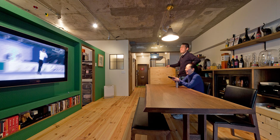 TVと一体になったグリーンの間仕切り壁のリノベーション事例