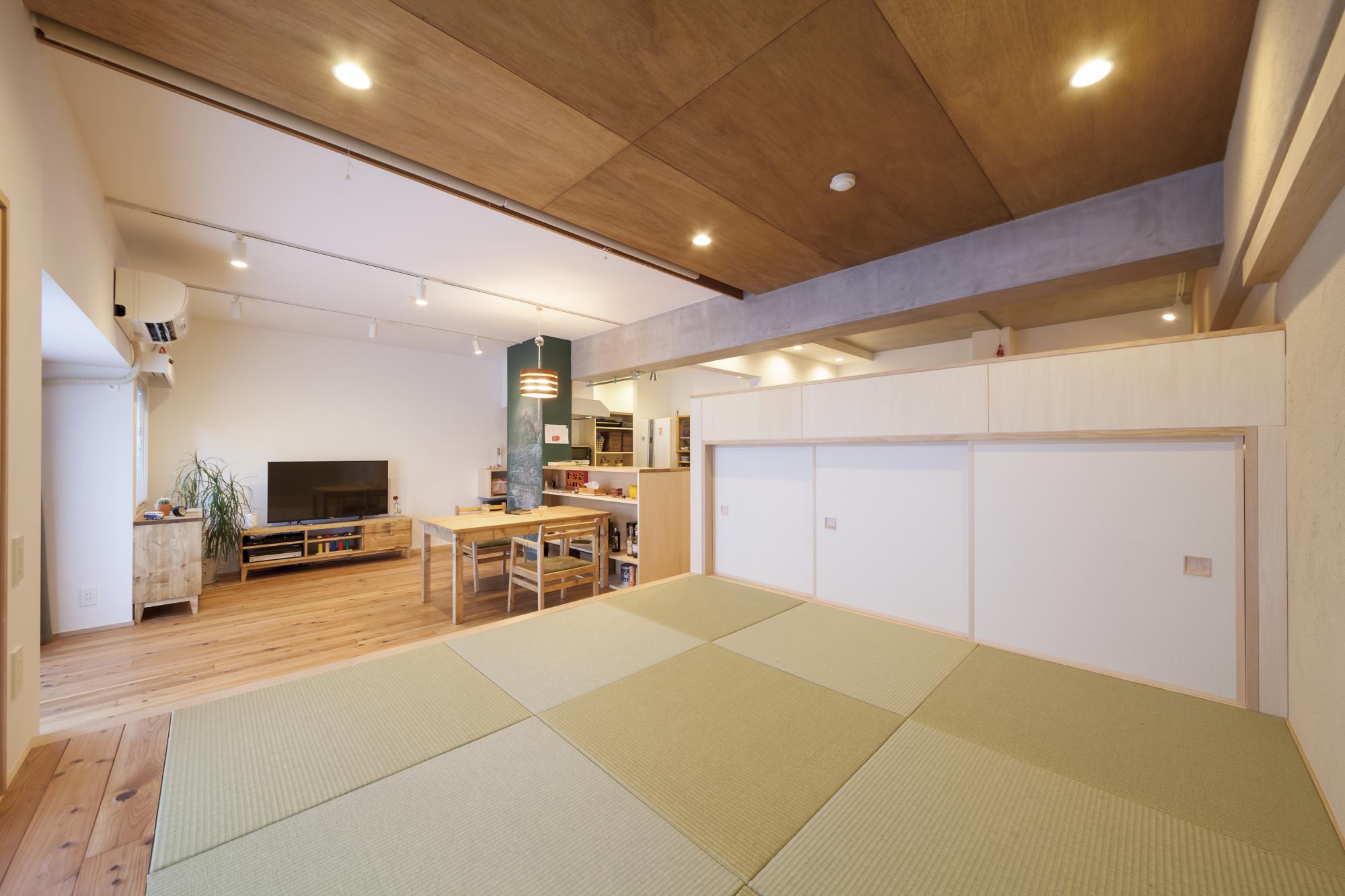 子どもたちのために考えられた、小上がりや黒板がある住まいのリノベーション事例