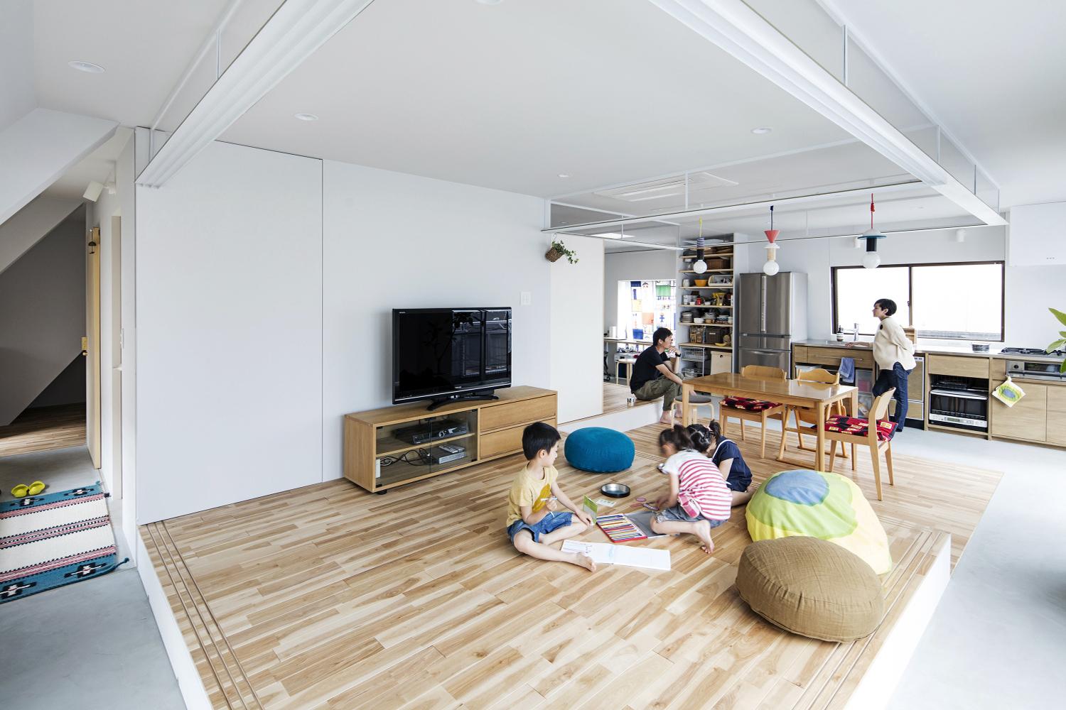 広い土間空間に造った、フローリングの小上がりのリノベーション事例