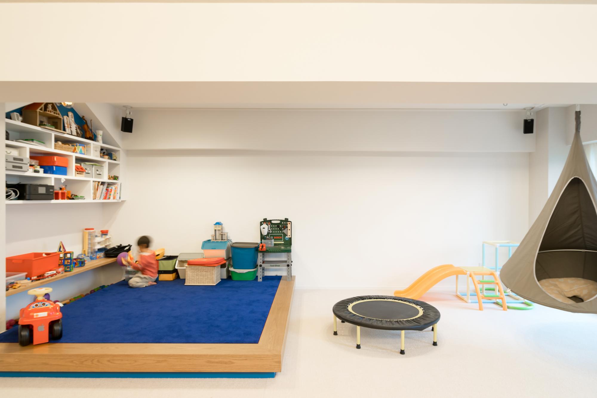 ボーイズ仕様！ ブルーのカーペットで仕上げた小上がりのリノベーション事例