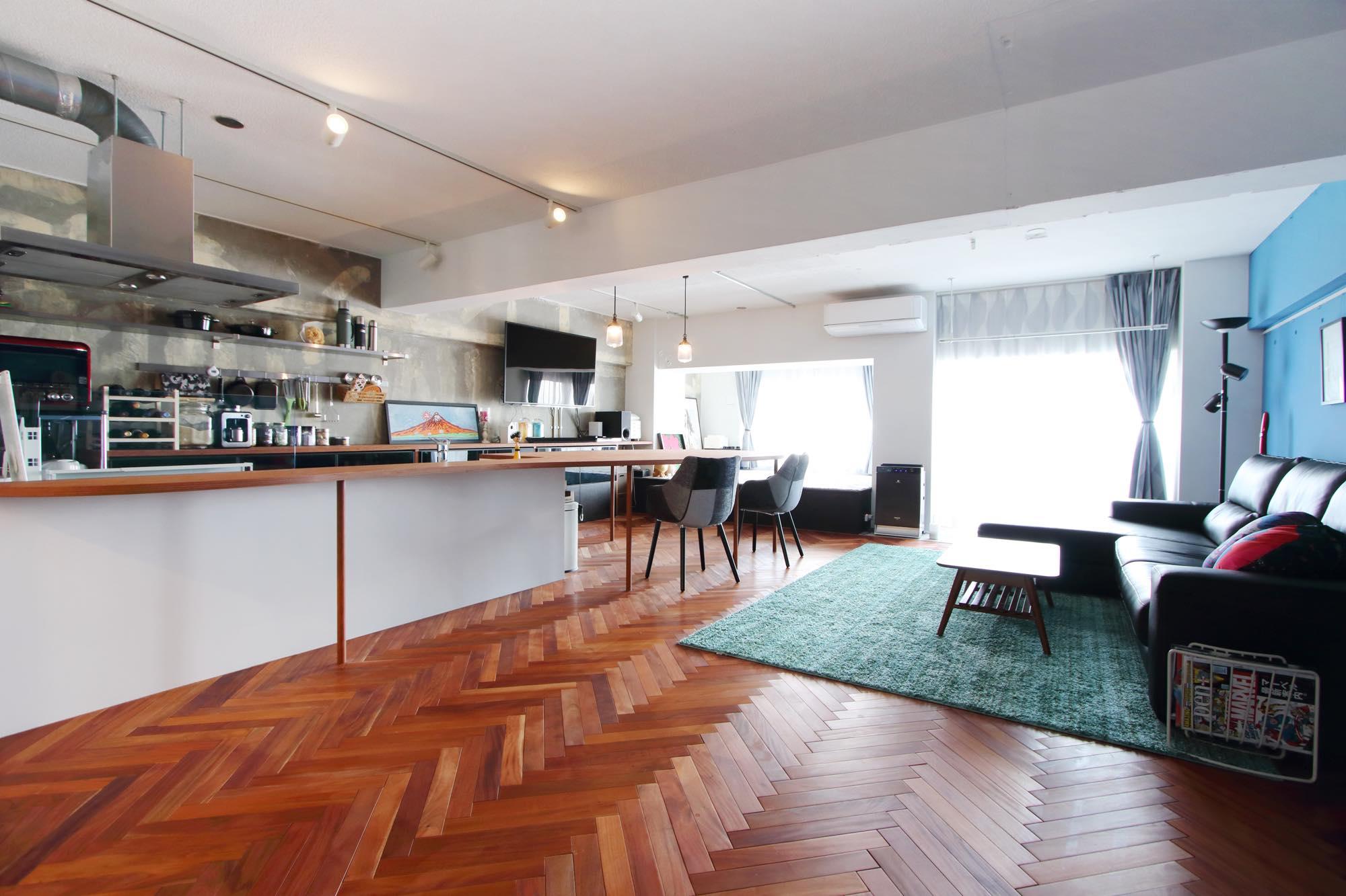 おしゃれ夫婦が窓際に設けたスタイリッシュな小上がりのリノベーション事例