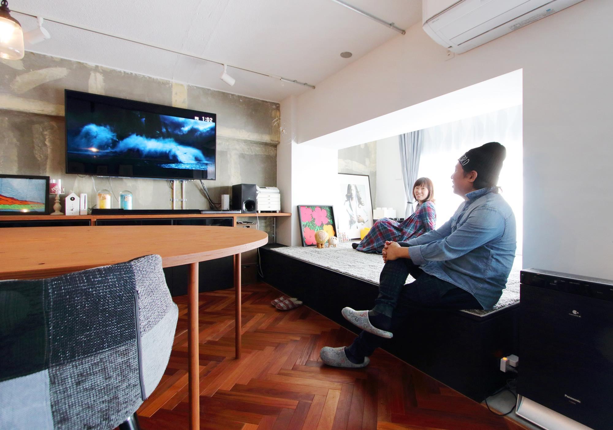 おしゃれ夫婦が窓際に設けたスタイリッシュな小上がりのリノベーション事例