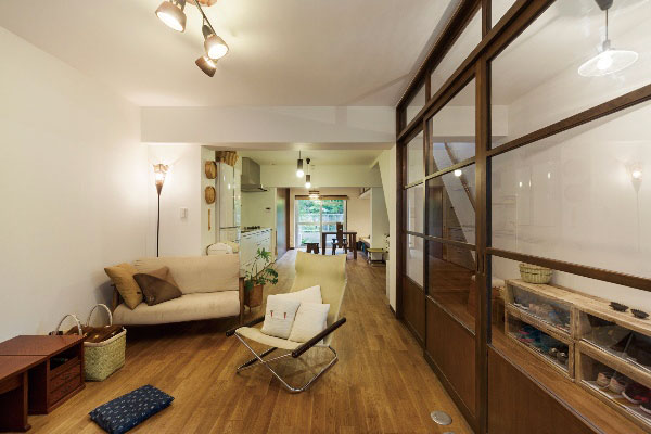 押し入れがあった場所に造ったチェア代わりの小上がりのリノベーション事例