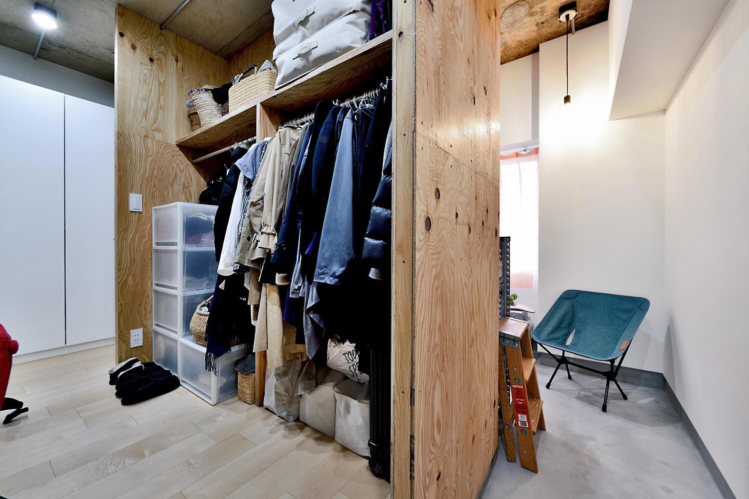 リビングの風景を彩る、ラーチ合板のボックスWTCのリノベーション事例