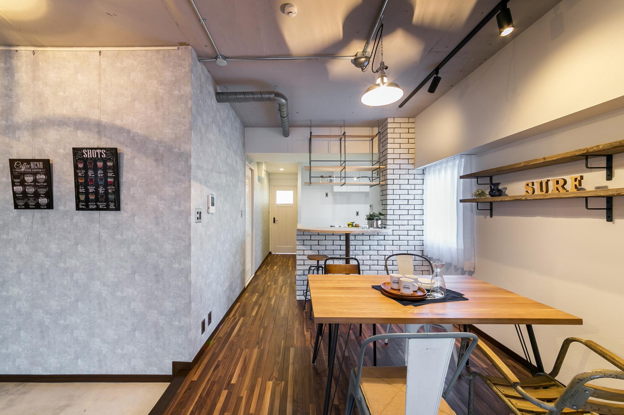 潮風を感じさせる洗練されたリビングダイニングのリノベーション事例