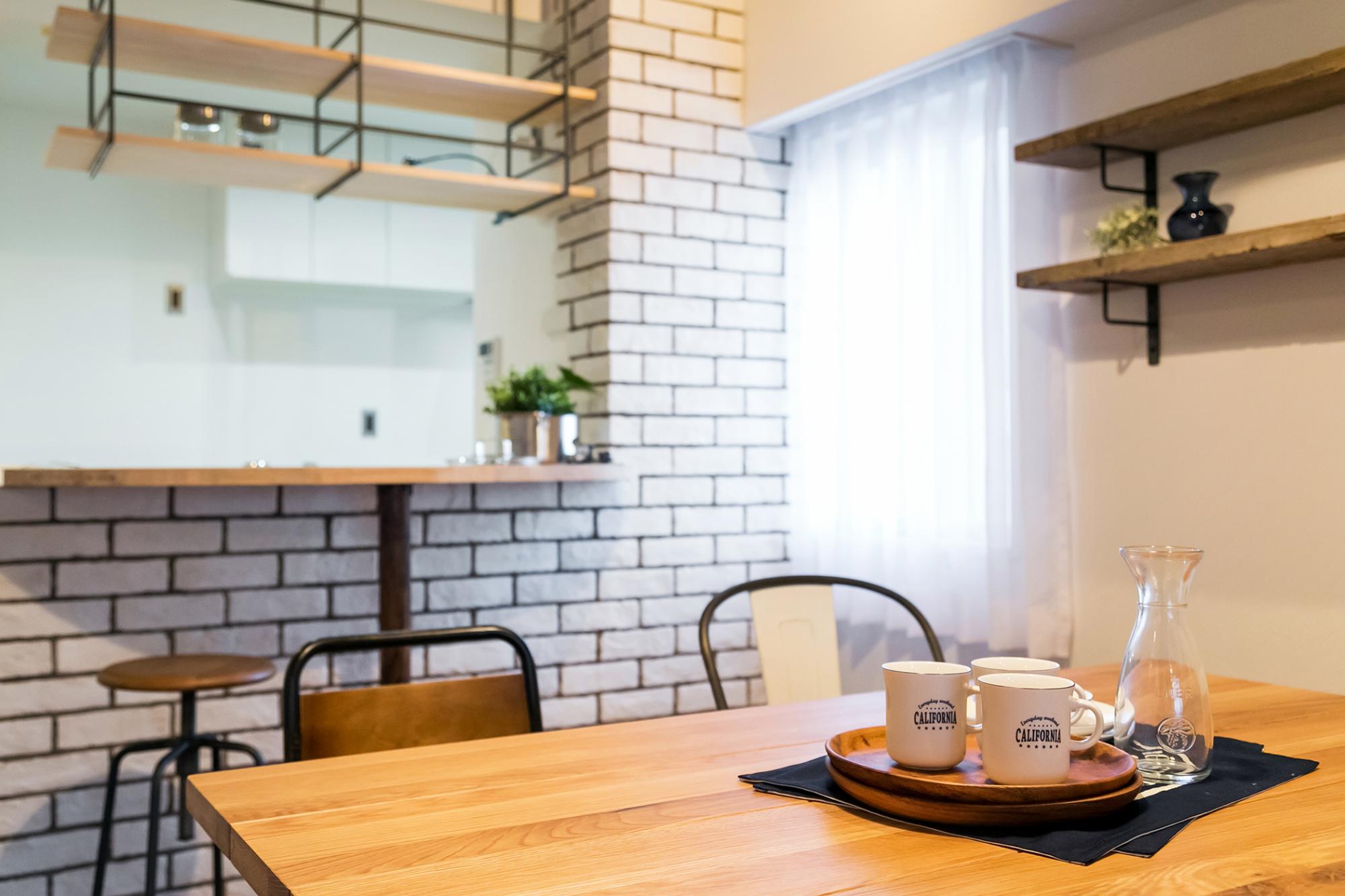 潮風を感じさせる洗練されたリビングダイニングのリノベーション事例