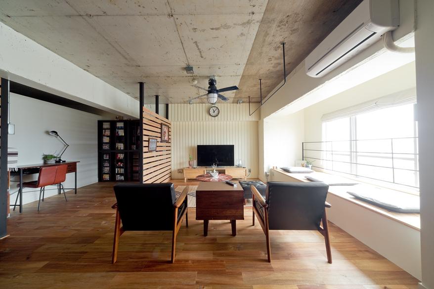 ビーチ沿いのアパートメントを思わせるシャビーなリビングダイニングのリノベーション事例