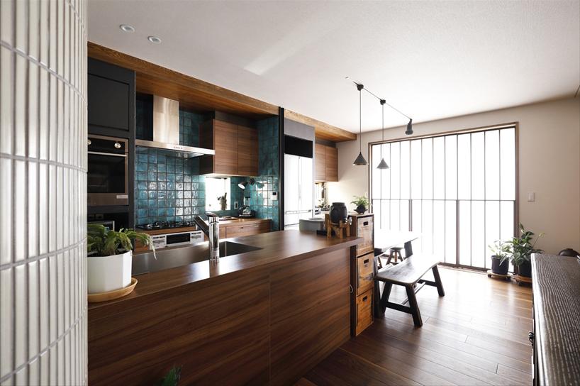 深海のようなコバルトブルーが印象的なキッチンのリノベーション事例