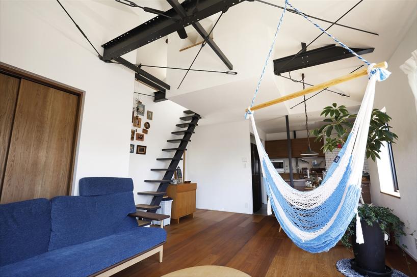 深海のようなコバルトブルーが印象的なキッチンのリノベーション事例