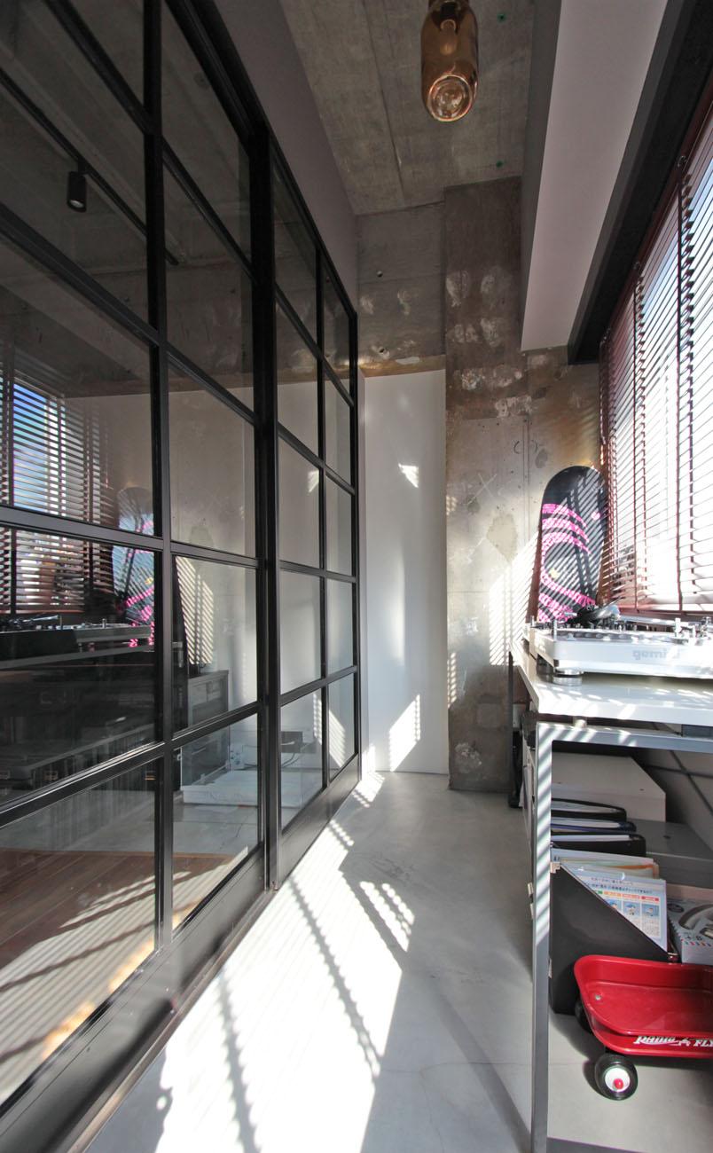 玄関からインナーテラスまで広がる土間のリノベーション事例