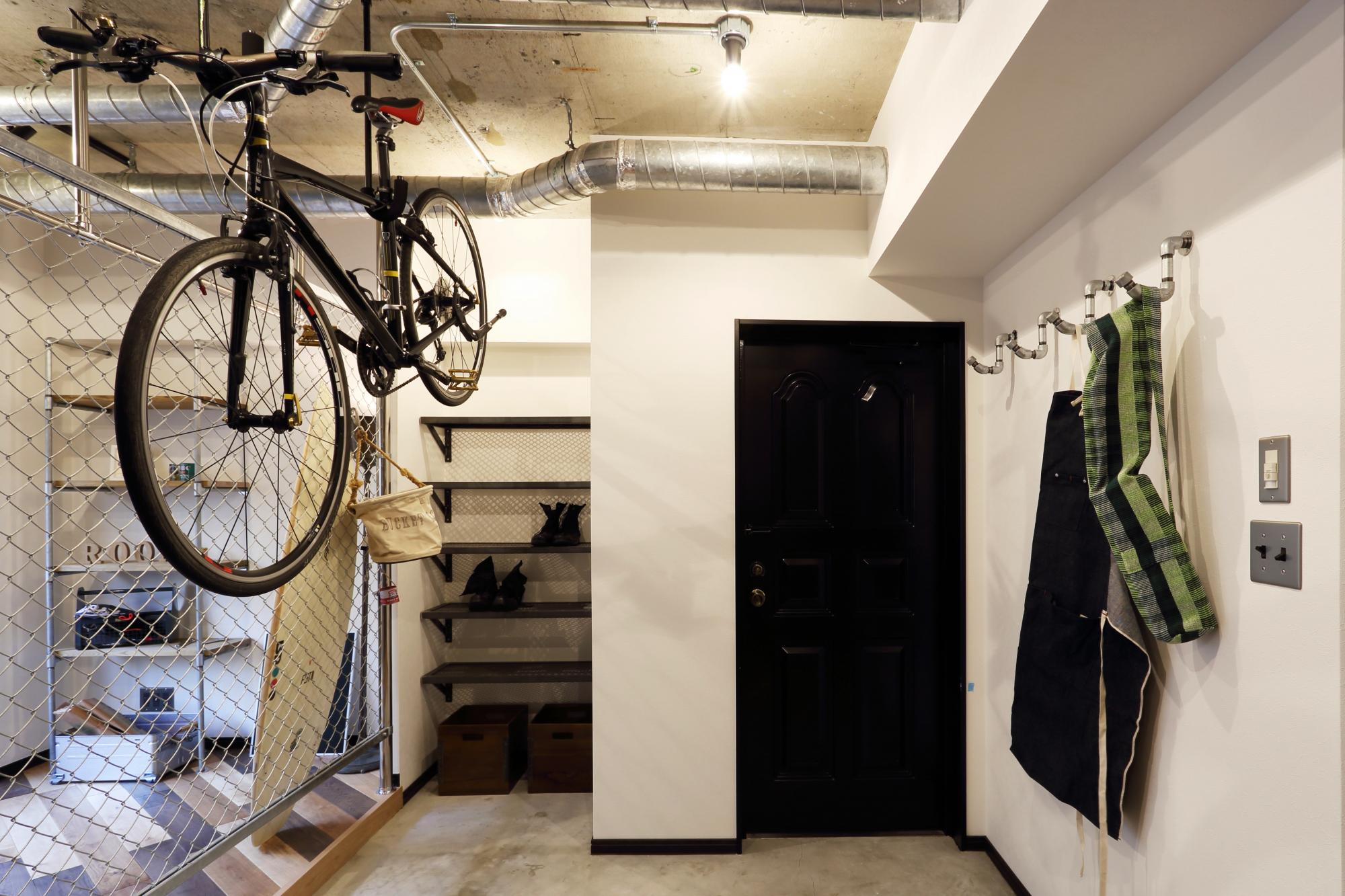 インダストリアルスタイルのクールな土間玄関のリノベーション事例