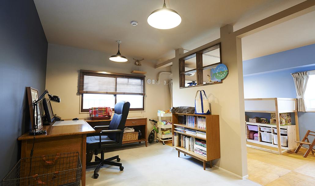 ブルーの壁が爽やかな、スペース広々子ども部屋のリノベーション事例