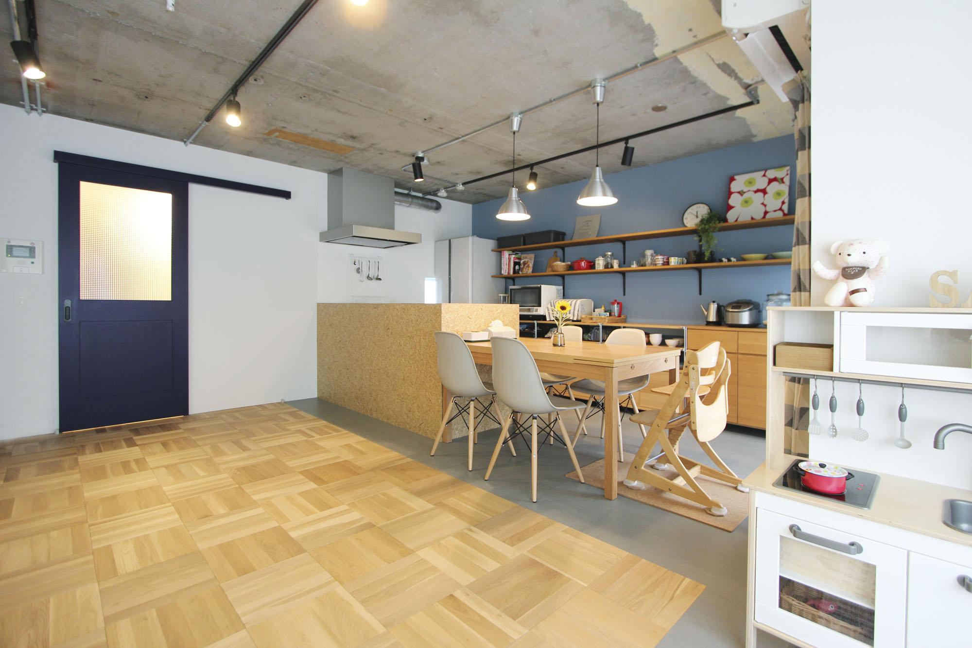 床の素材でさりげなく空間を仕切って、キッズスペースを捻出のリノベーション事例