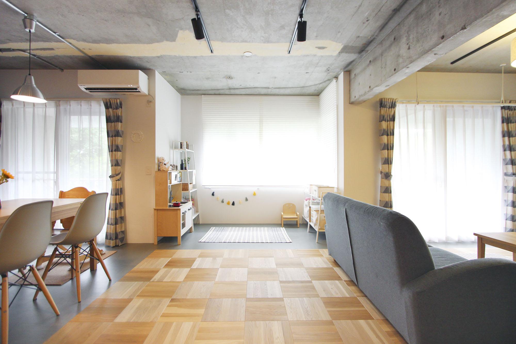 床の素材でさりげなく空間を仕切って、キッズスペースを捻出のリノベーション事例