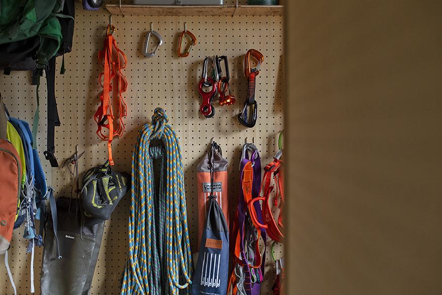 キャンプグッズを美的に収納。アウトドア大好き家族の住まいのリノベーション事例