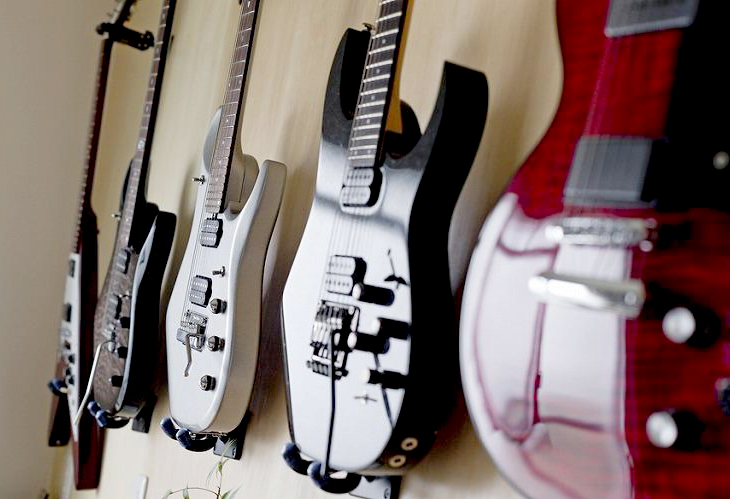 壁には大切なギターを飾って。リビングに繋がる趣味部屋のリノベーション事例