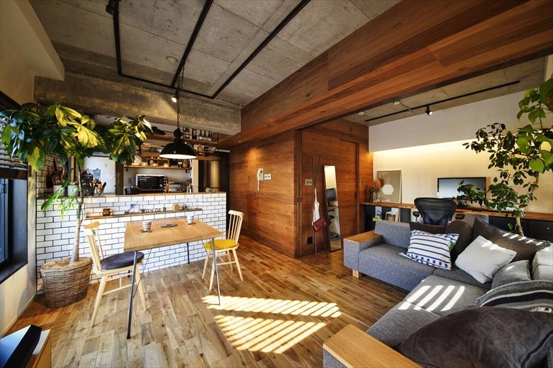 木と植物とのアースカラーが温かい空間のリノベーション事例