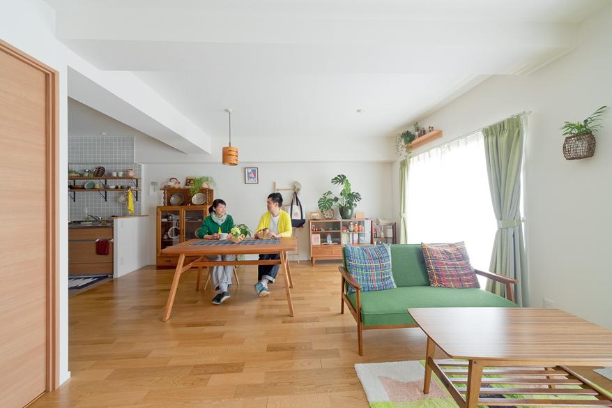 グリーンと家具の柔らかな調和のリノベーション事例