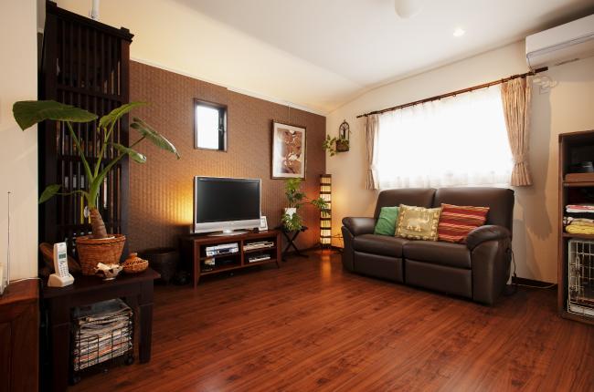 リゾートのような空間とモダンが共存するあたたかい空間のリノベーション事例