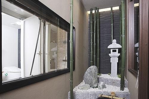 木枠の天井が日本家屋を思わせる広々リビングのリノベーション事例