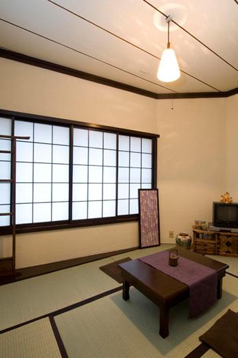 元の家の構造を活かした昭和レトロな喫茶店イメージのリビングのリノベーション事例