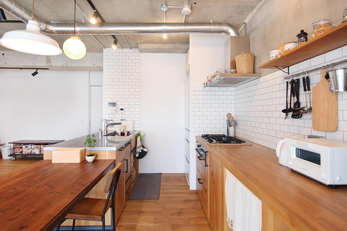 機能性も確保した無垢材使用のキッチンのリノベーション事例