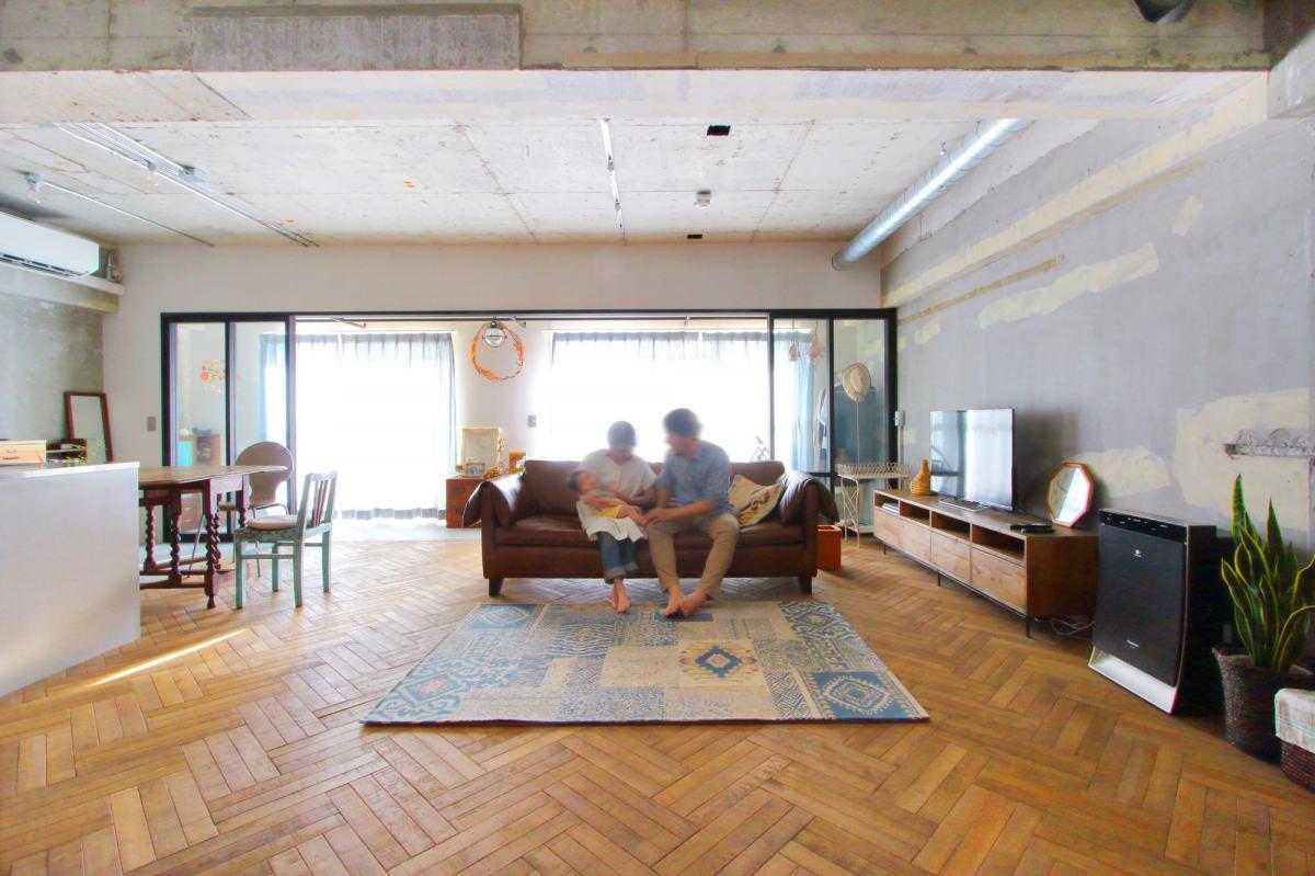 ヘリンボーンの床とコンクリート現しの天井の組み合わせのリノベーション事例