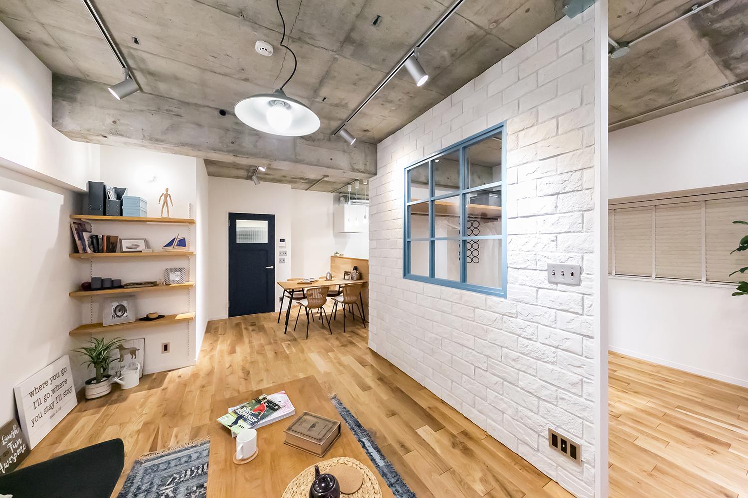 ストーンタイルの壁で空間づくりのリノベーション事例