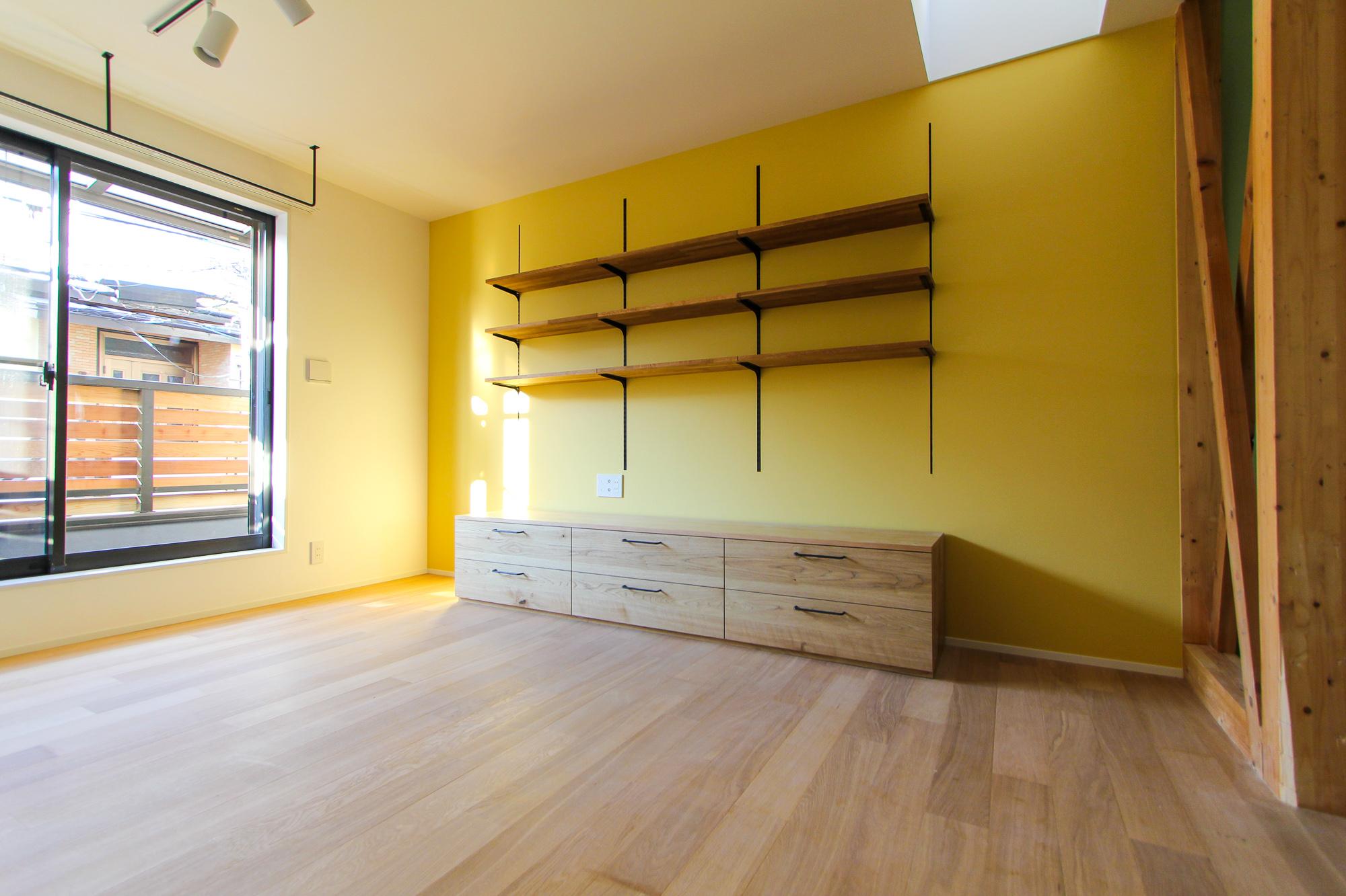 壁の色によって変わる無垢材の雰囲気のリノベーション事例