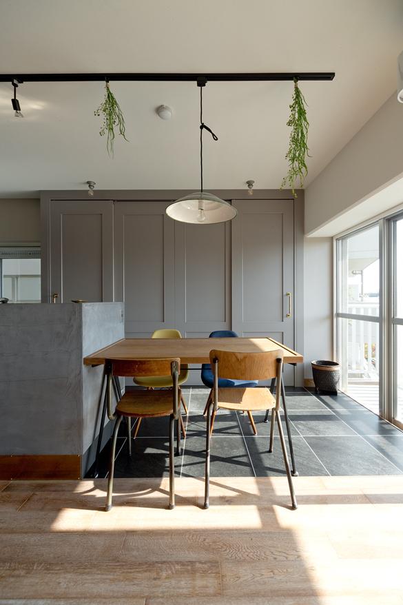 無垢材とシャビーな建具がマッチした隠れ家カフェ風空間のリノベーション事例