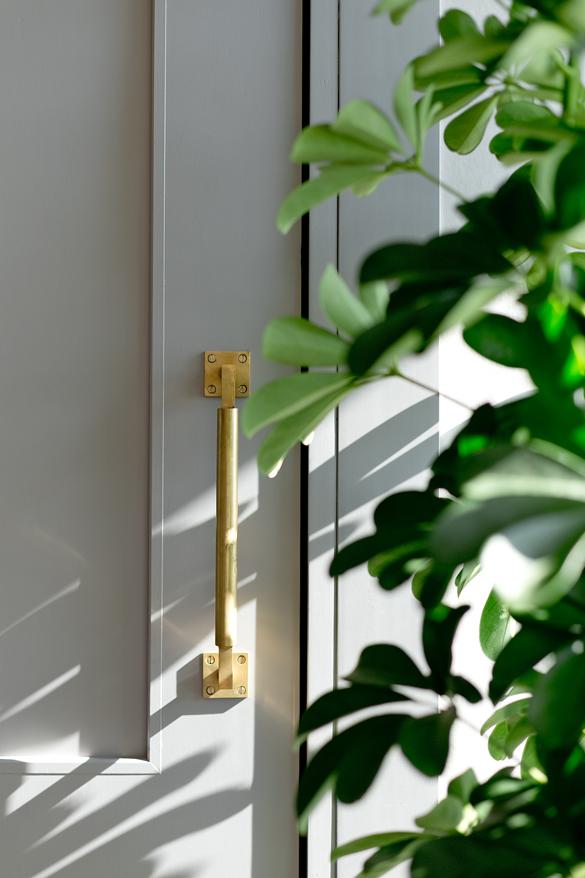 無垢材とシャビーな建具がマッチした隠れ家カフェ風空間のリノベーション事例