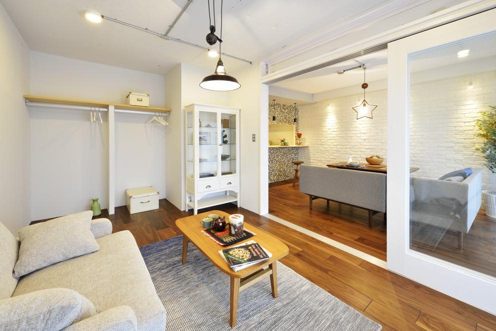 こだわり素材をふんだんに使用したヨーロピアン風リビングのリノベーション事例