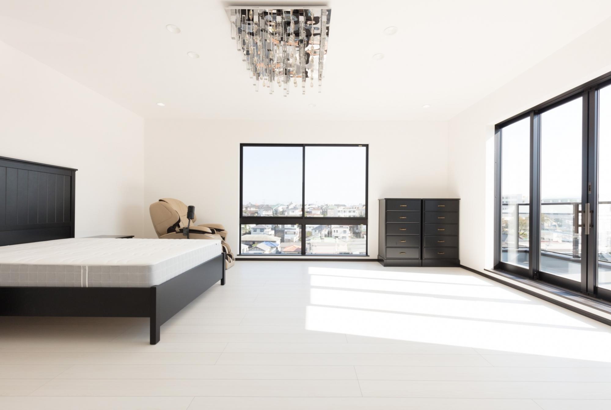 丘の上のラグジュアリーな家のリノベーション事例