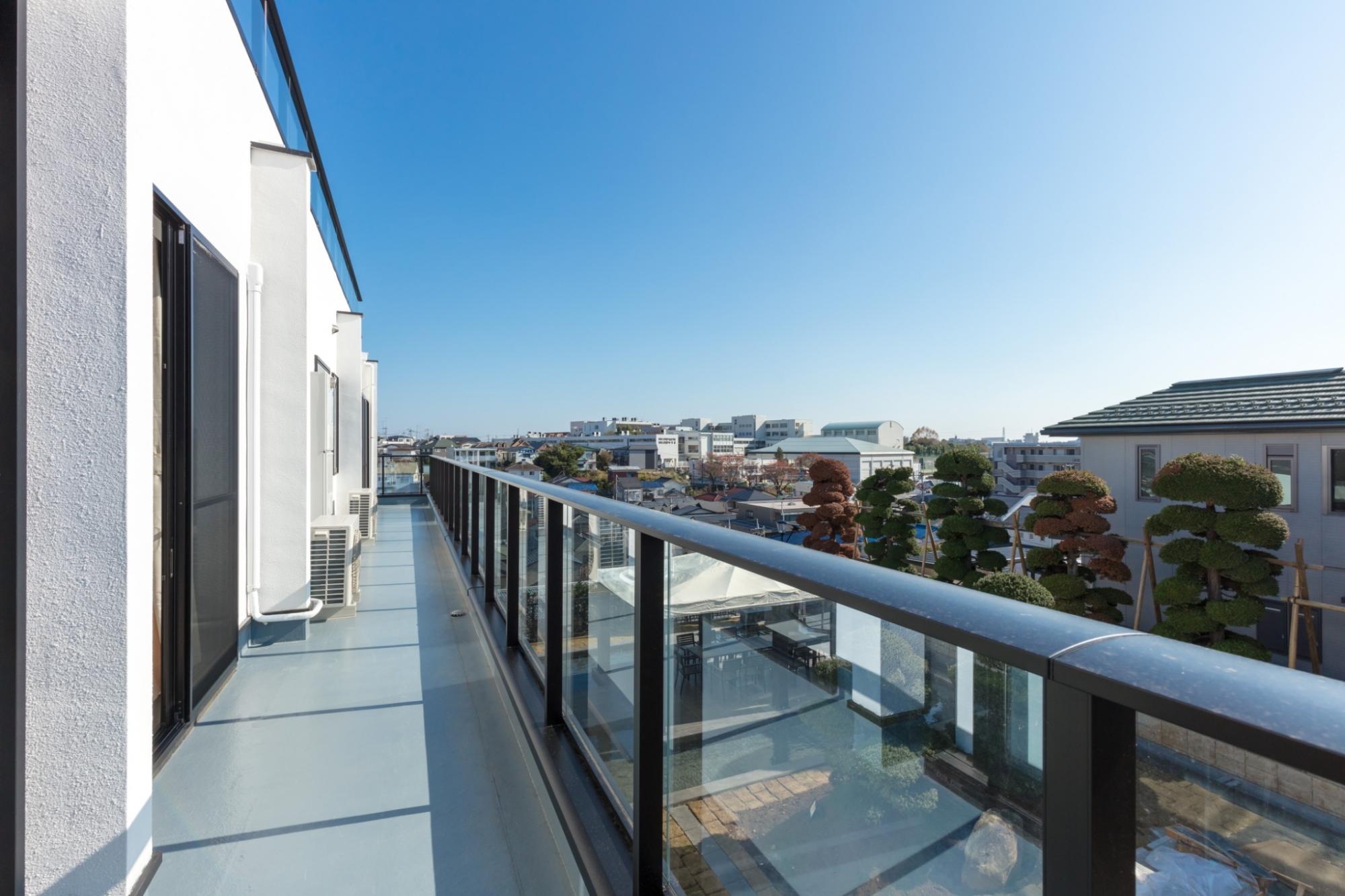 丘の上のラグジュアリーな家のリノベーション事例