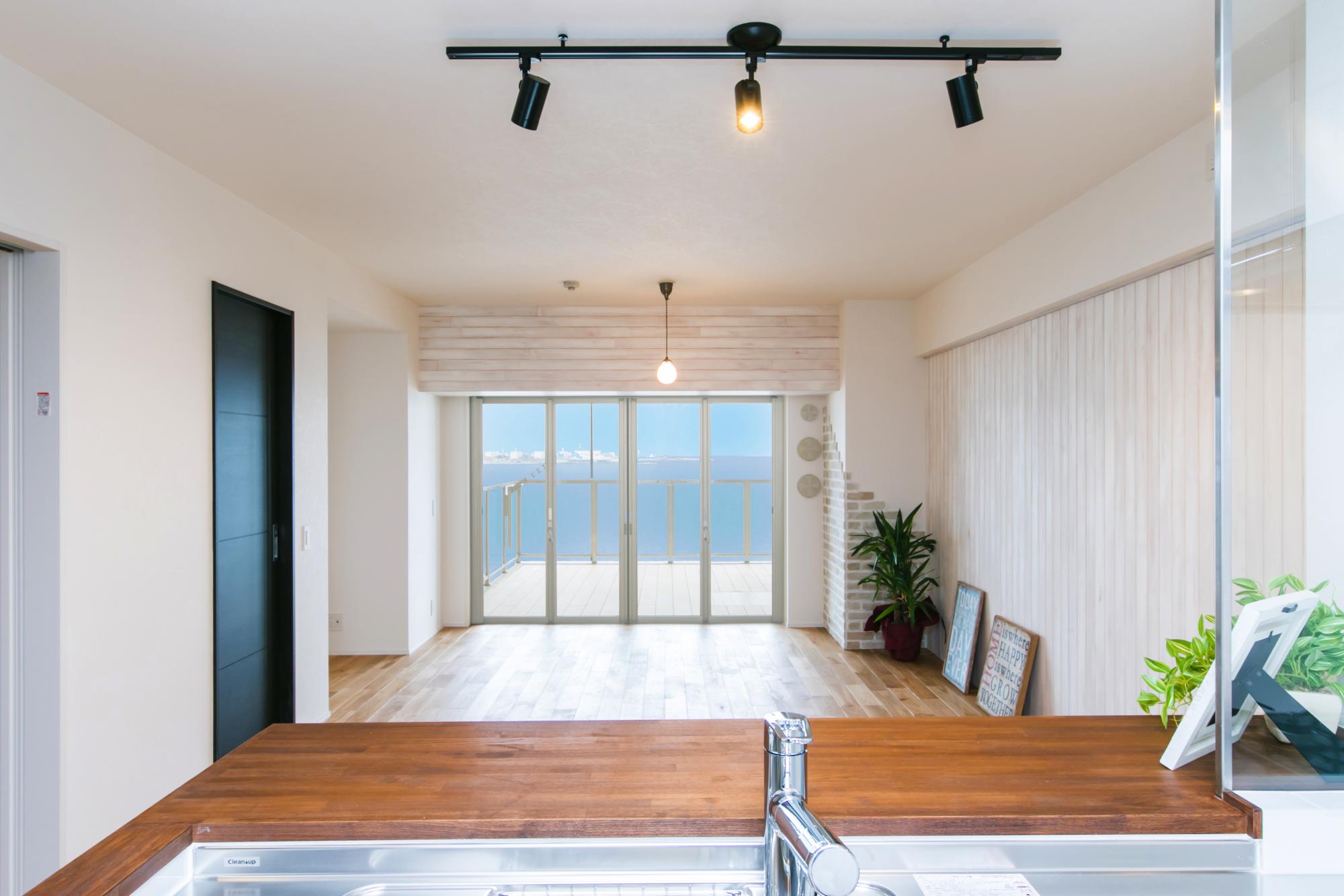 オーシャンビューが最大のインテリアのリノベーション事例
