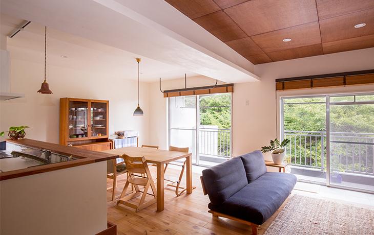 外の緑とインテリアが融合する住まいのリノベーション事例