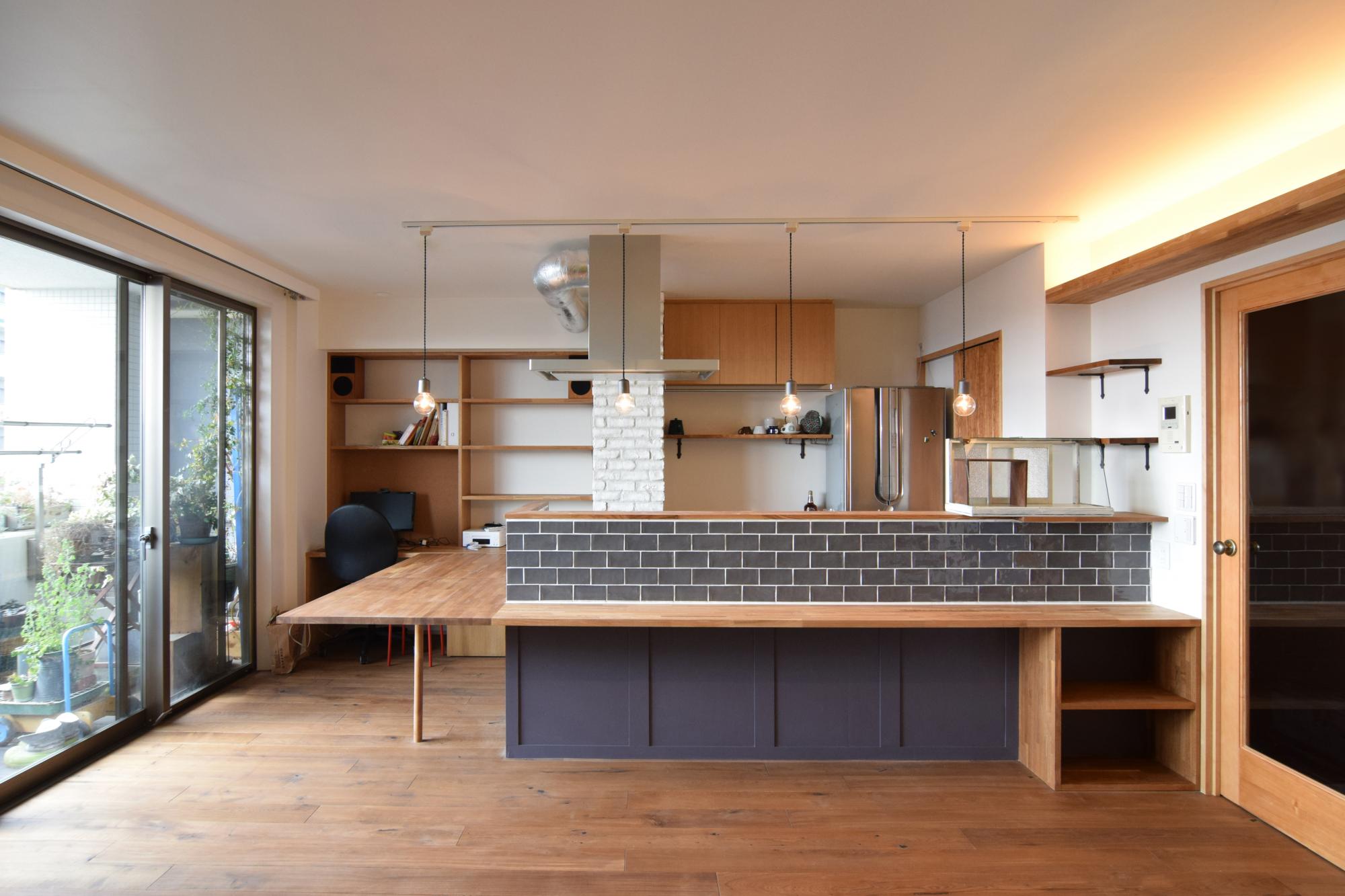 テラスのあるカフェのような家のリノベーション事例