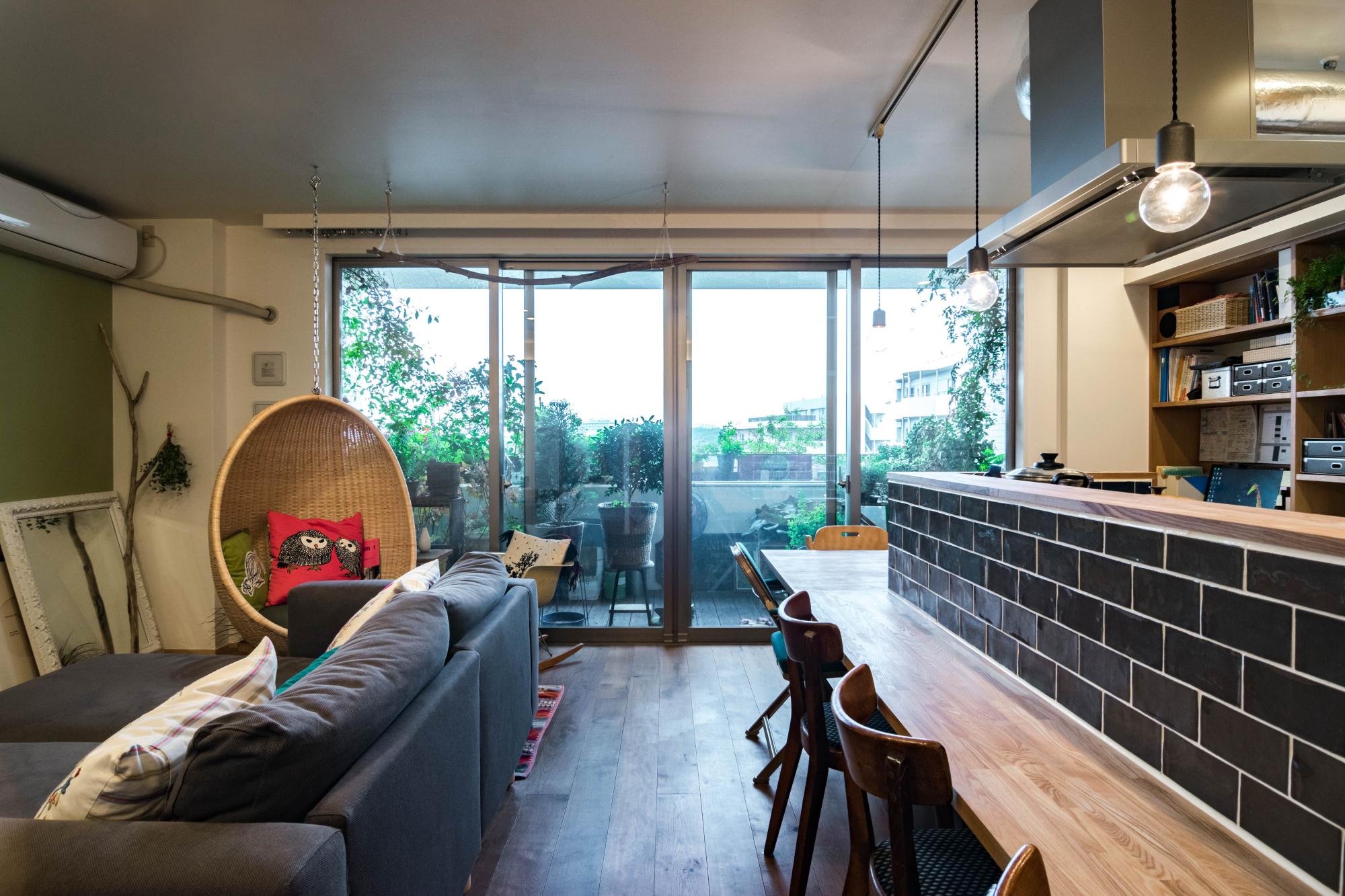 テラスのあるカフェのような家のリノベーション事例