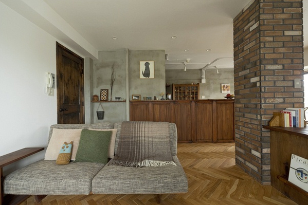 ヘリンボーンの床が高級感を演出するリビングダイニングのリノベーション事例